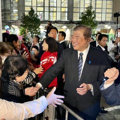Image for the Tweet beginning: #丸川珠代 候補の #衆議院議員選挙 もいよいよ最終日。
最後の最後の締めくくりに、#石破茂 総裁・内閣総理大臣が駆けつけ、恵比寿駅西口ロータリーでの街頭演説を開催しました。
セキュリティチェックを済ました聴衆エリアだけでも1500人を超える方にお集まりいただき、#石破茂…